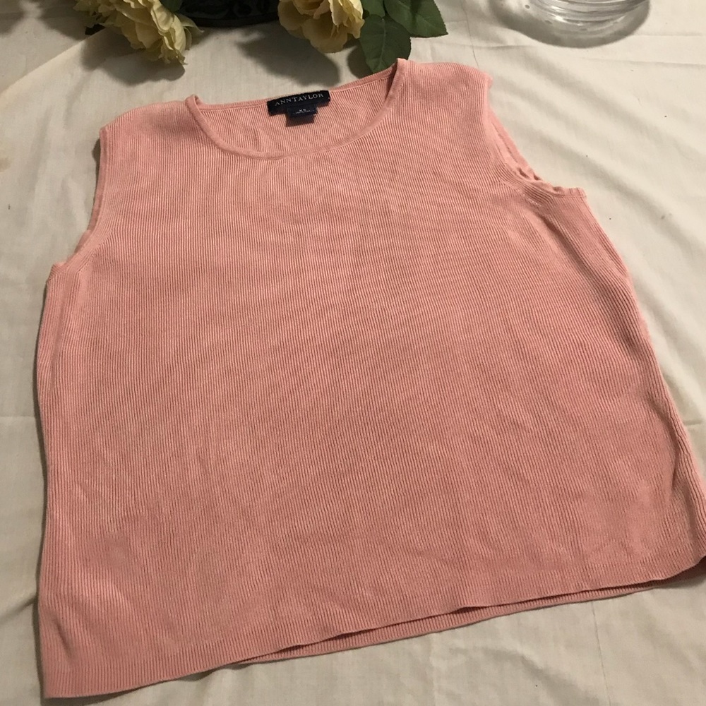 ANN TAYLOR - Sleeveless thin light weight top